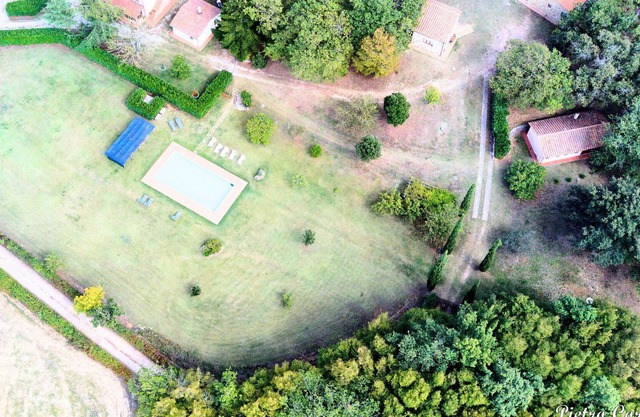 Beautiful apartment in villa for 4 guests with pool, WIFI, patio, pets allowed and parking