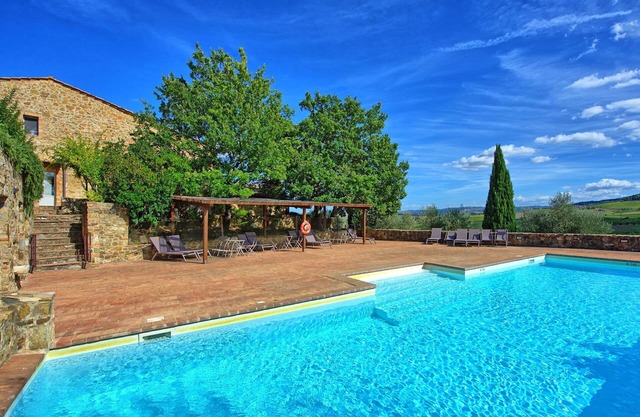 Beautiful apartment for 4 guests with A/C, pool, TV, pets allowed, panoramic view and parking