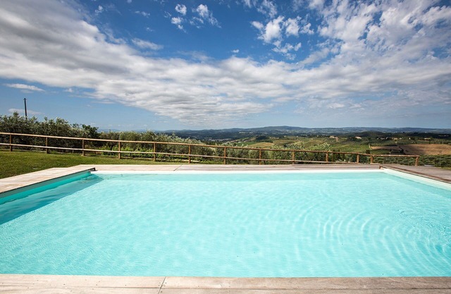 Beautiful apartment for 6 guests with A/C, WIFI, pool, TV and panoramic view, close to San Gimig.