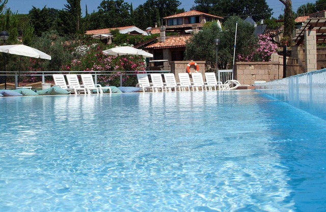 Beautiful apartment in villa for 5 guests with pool, terrace, pets allowed and parking