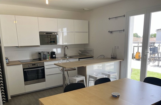 BEAUTIFUL APARTMENT QUIET CORNER 300 M FROM THE SHOPS