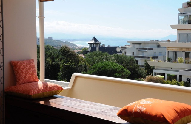 Beautiful apartment, terrace with sea and mountain views, all on foot, with garage