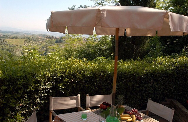 Beautiful apartment with A/C, WIFI, pool, TV, pets allowed and parking, close to San Gimignano