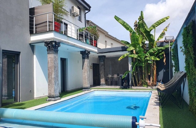 Beautiful architect-designed house with swimming pool, sauna, hammam.