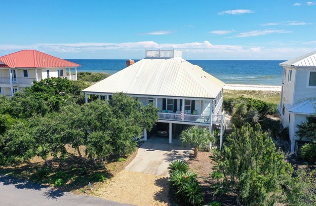 Beautiful Beachfront Colonel's Cottage