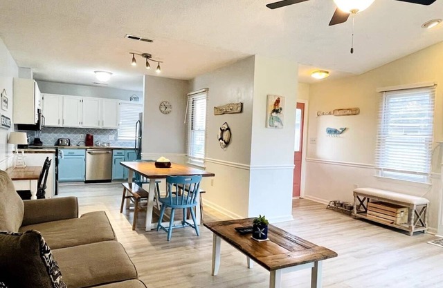 Beautiful beach cottage in Little River!