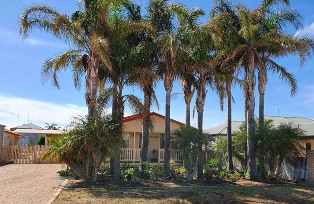 Beautiful beach house - 4-bedroom -with AC and WiFi in Moonta Baynn