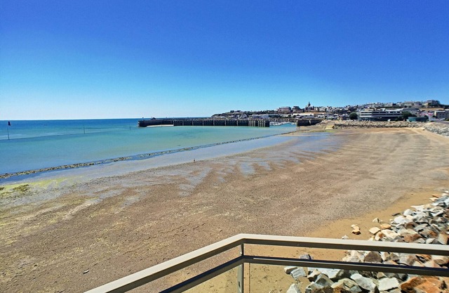 Beautiful beachfront apartment with balcony, parking and modern amenities