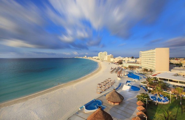 Beautiful Beachside Resort in Cancun (3 connecting rooms)