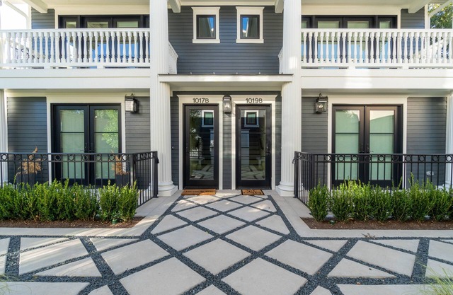 Beautiful Bishop Arts Townhouses: Sleeps up to 16 people!