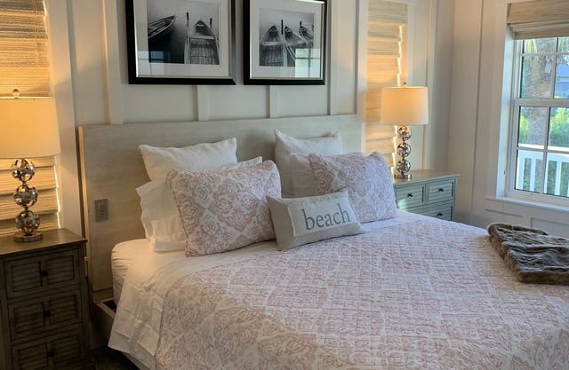 Beautiful brand new guest house, steps to Pine, 5 minutes to beach, heated pool