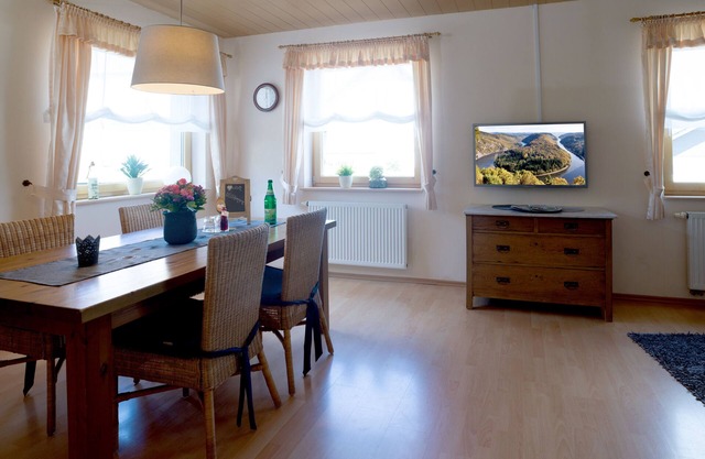 Beautiful, bright apartment right on the rocky hiking trail