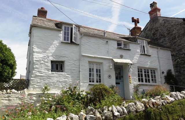 Beautiful C17th cottage with great views, garden/parking, in Boscastle village