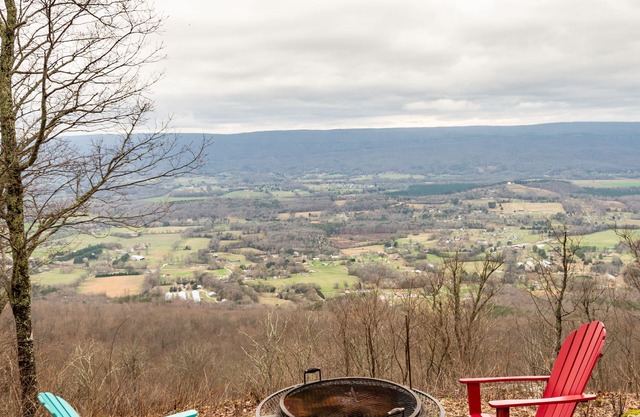Beautiful cabin on the mountain with stunning views of the valley!