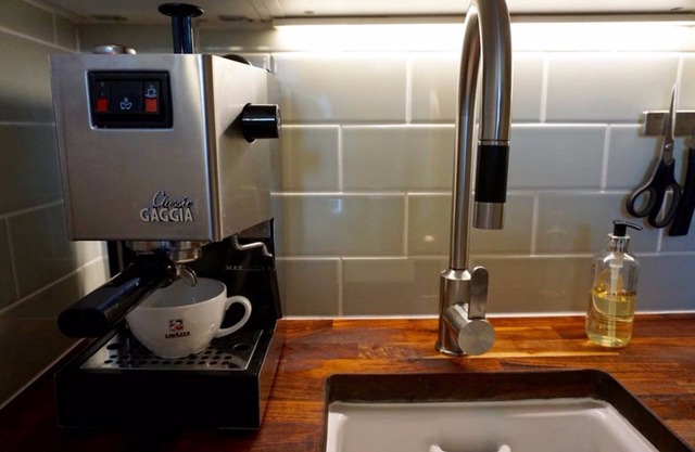 Beautiful Canalside 1BD Flat with Terrace