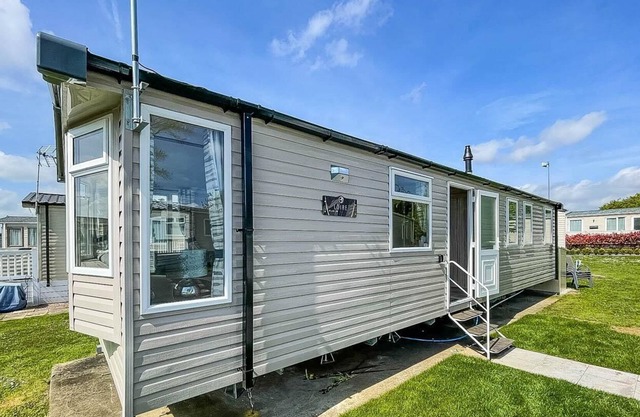 Beautiful caravan with WiFi at Naze Marine Park ref 17004CC