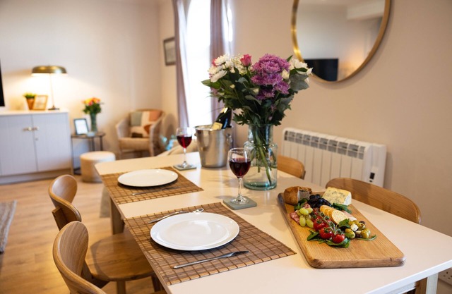Beautiful Castle Views in Historic Town Centre - 'The Knight's Watch’ Apartment