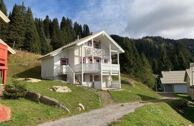BEAUTIFUL CHALET WITH JACUZZI CLOSE TO SLOPES - STUNNING VIEWS - SO RELAXING!