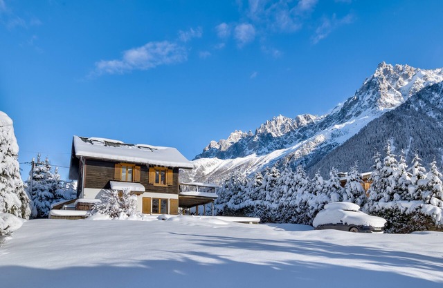 Beautiful Chalet & Amazing views: 5 Bed, 6 bath, Sauna, Hot Tub, Parking, Garden