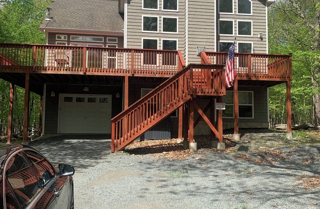 Beautiful Chalet with Pool, Skiing, Beach Lake etc