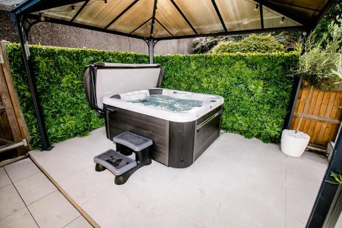 Beautiful City-Centre Townhouse with Hot Tub