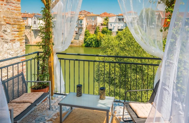 Beautiful cottage full of character with jacuzzi and panoramic views of the river Lot.