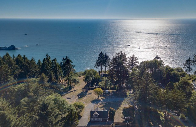 Beautiful coastal cabin with ocean views, private deck, hot tub and BBQ