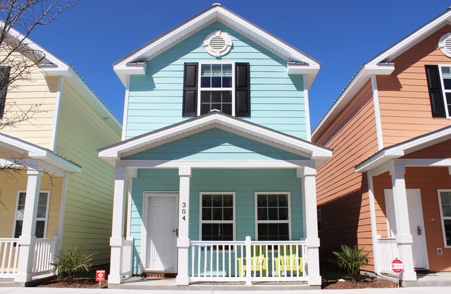Beautiful Comfortable Townhome, One Block from Beach!