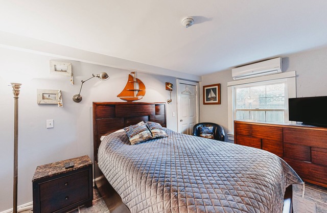 Beautiful condo near the ocean with heated pool, hot tub, grills and kitchenette