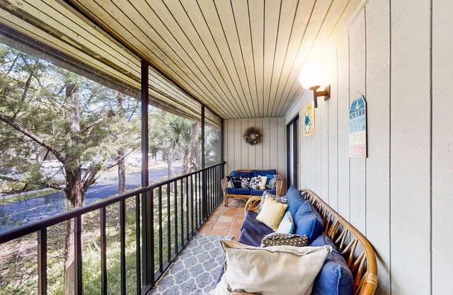 Beautiful condo with pool, tennis, golf, balcony, streaming & W/D