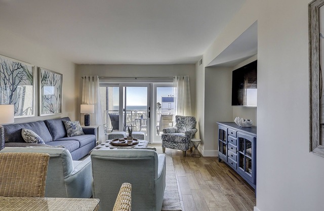 Beautiful condo with ocean & pool views, hot tub + snowbird friendly