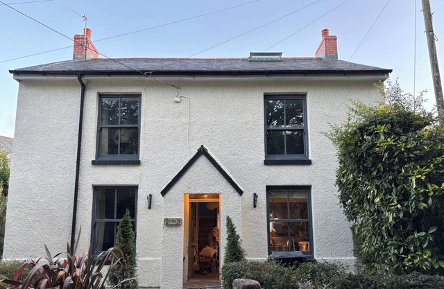 Beautiful cosy cottage, only mins walk from Mousehole harbour, 3 Large Bedrooms