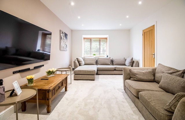 Beautiful & Cosy Home | Driveway | Close to M1