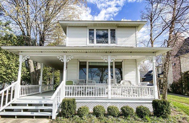 Beautiful cottage on East Bluff drive with a fantastic view!