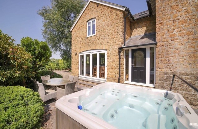 Beautiful Cottage, Hot Tub & Tranquil Garden