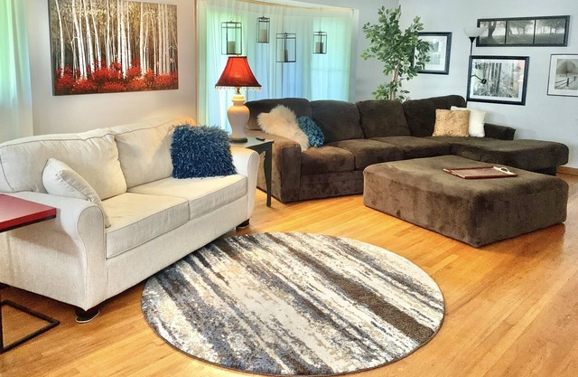 Beautiful Cottage..near Bass Pro\Mercy... Sleeps up to 10 with 4 queen beds