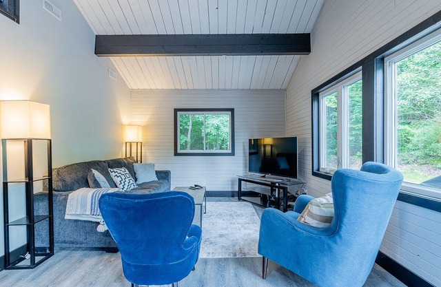 Beautiful Cottage near Chandos Beach with Hot Tub