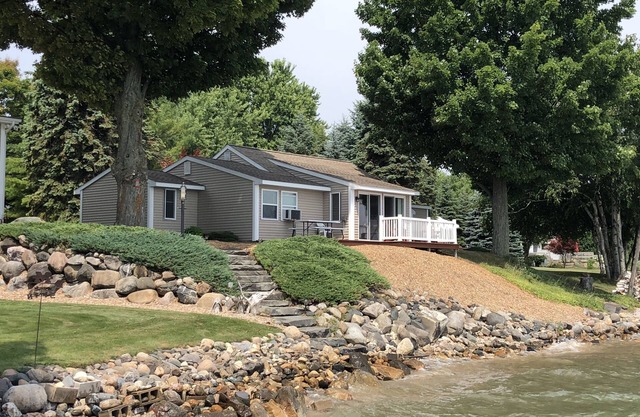 Beautiful Cottage on the Water of Pristine West Bay