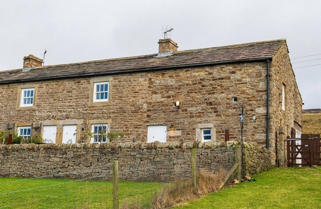 Beautiful cottage with breathtaking views! Sleeps 3 & 1 dog, w/WiFi & pub nearby!