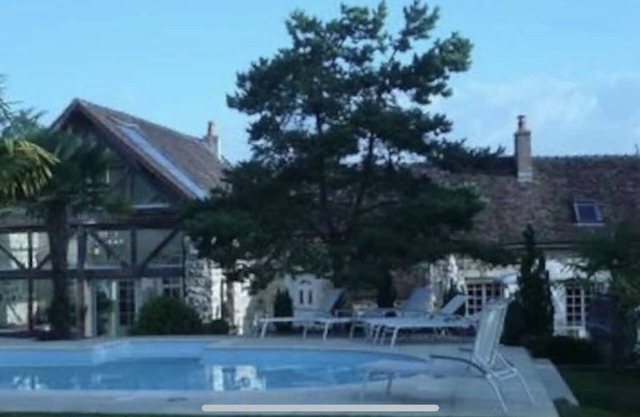 Beautiful country house with heated swimming pool 120 kms from Paris, sleeps 19