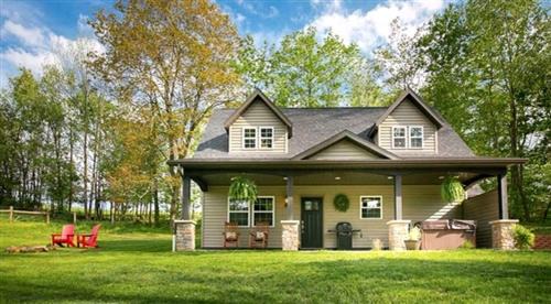 Beautiful Countryside Cabin with Hot-Tub and Pond Views in Ohio