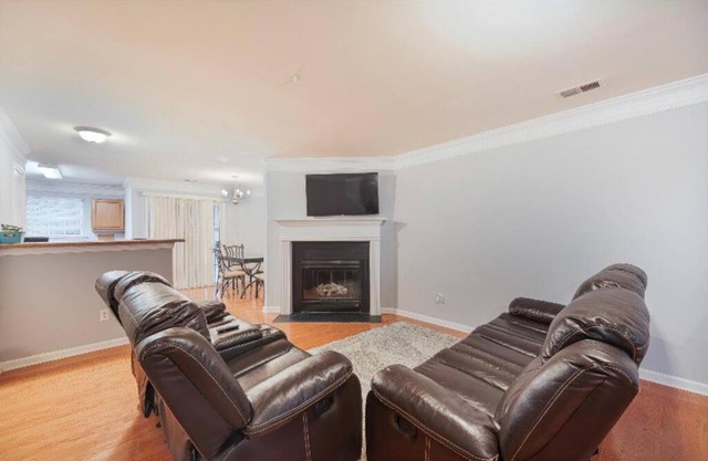 Beautiful Cozy 3-Bedroom Townhome Retreat