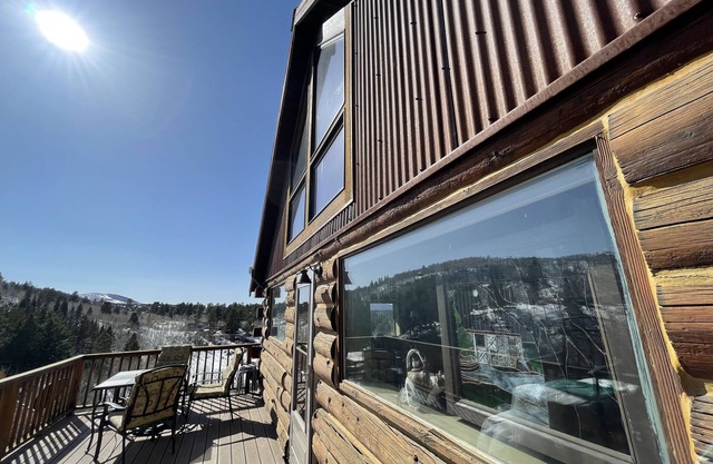Beautiful Cozy Log Cabin with Huge Views and Privacy.