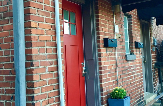 Beautiful Decorated Apartment located in the heart of Downtown Bardstown, KY