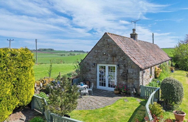 Beautiful, detatched 300 year old, fully renovated cottage with country views