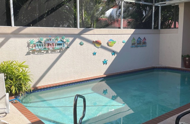 Beautiful dog friendly slice of paradise located on a canal in Fort Myers.