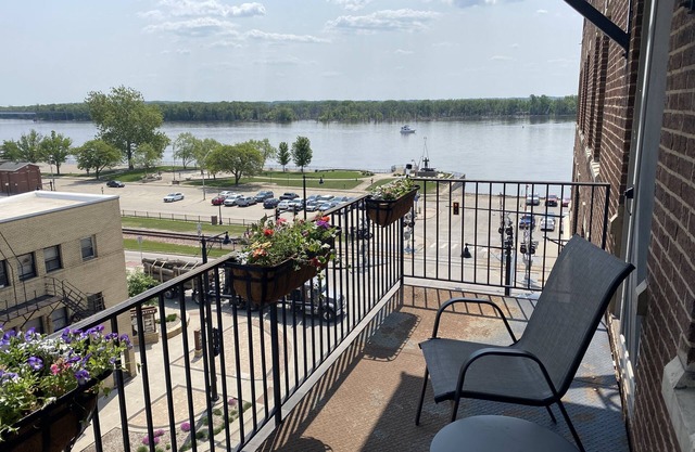 Beautiful Downtown Condo over looking the River