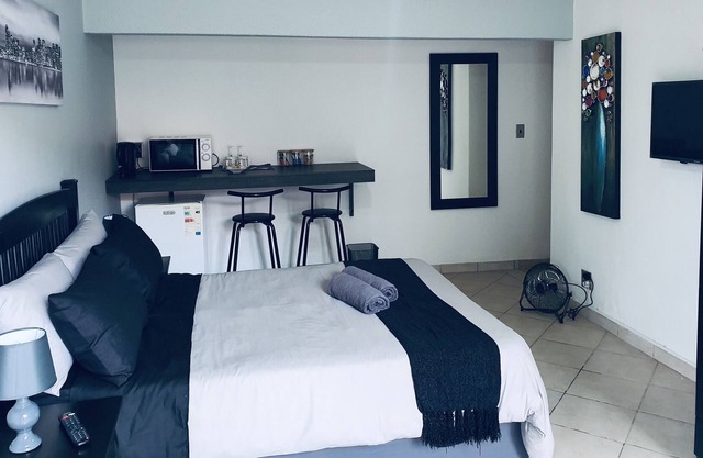 Beautiful En Suite Room close to OR Tambo