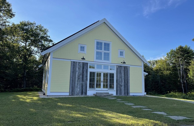 Beautiful farmhouse with hiking trails/kayaking. 5 minutes to town or ocean!