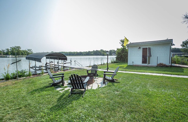 Beautiful Fox River Waterfront House Getaway
